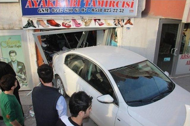 Park Halindeki Otomobil Ayakkabı D&uuml;kkanına Girdi 1