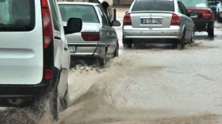 Elbistan'da Şiddetli Yağışlar Su Baskınlarına Yol A&ccedil;tı