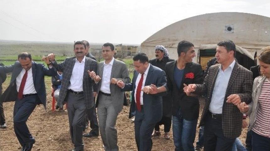 İ&ccedil;ten Ve Parlak K&ouml;yl&uuml;lerle Halay &Ccedil;ekti