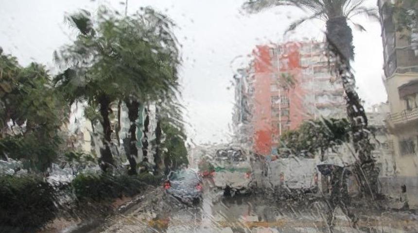 Adana'da Yağışlı Hava Etkili Oluyor