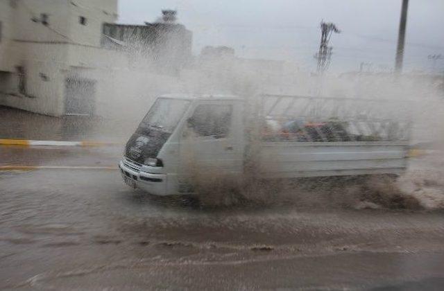 Şanlıurfa'da Aşırı Yağmur, Su Taşkınlarına Neden Oldu