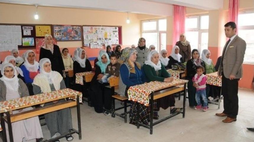 Eğitim K&ouml;ydeki Kadınların Ayağına G&ouml;t&uuml;r&uuml;l&uuml;yor
