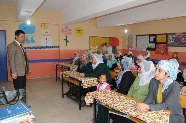 Eğitim K&ouml;ydeki Kadınların Ayağına G&ouml;t&uuml;r&uuml;l&uuml;yor 1