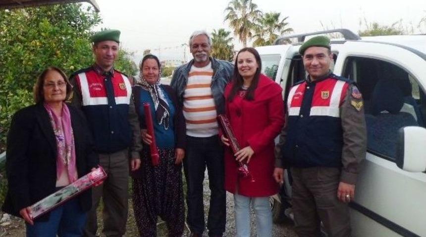 Erdemli Jandarması S&uuml;r&uuml;c&uuml;lere Hediye Dağıttı