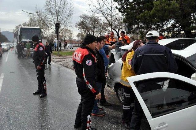 Zincirleme Trafik Kazası: 2 Yaralı