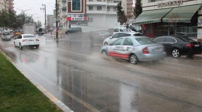 Diyarbakır'da Sağanak Yağış Hayatı Olumsuz Etkiledi