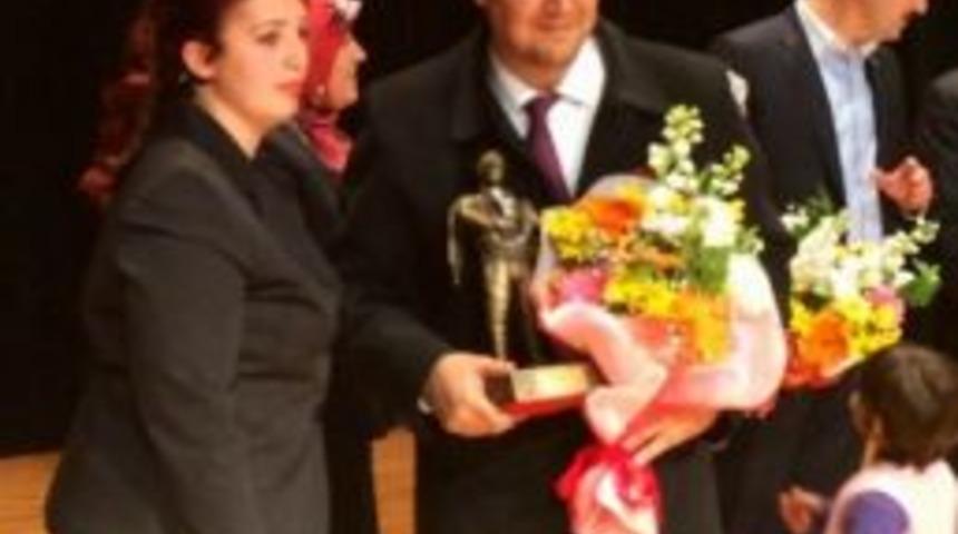 Ak Parti&rsquo;li İ&ccedil;ten&rsquo;e 8 Mart D&uuml;nya Kadınlar G&uuml;n&uuml; &Ouml;d&uuml;l&uuml;