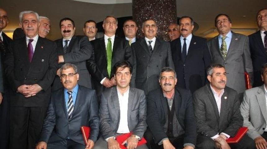 Elazığ Valisi &Ouml;mer Faruk Ko&ccedil;ak İl Genel Meclisi &Uuml;yelerine Plaket Verdi