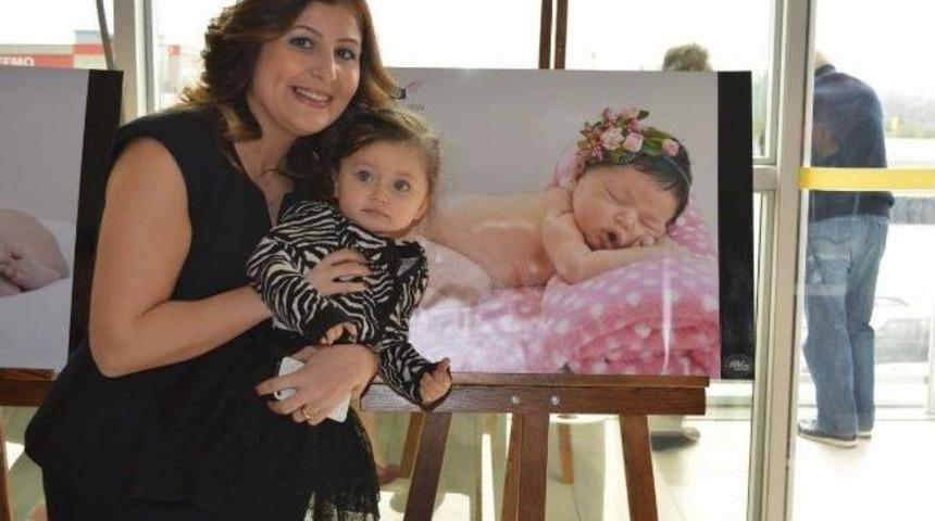 Sağlık&ccedil;ıdan Doğumu Fotoğraflara Yansıtan Sergi
