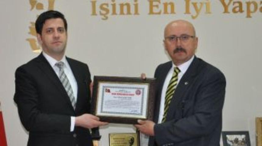 Başkan Samur&rsquo;dan Kaymakam İlhan&rsquo;a Fahri Hemşehrilik Beratı