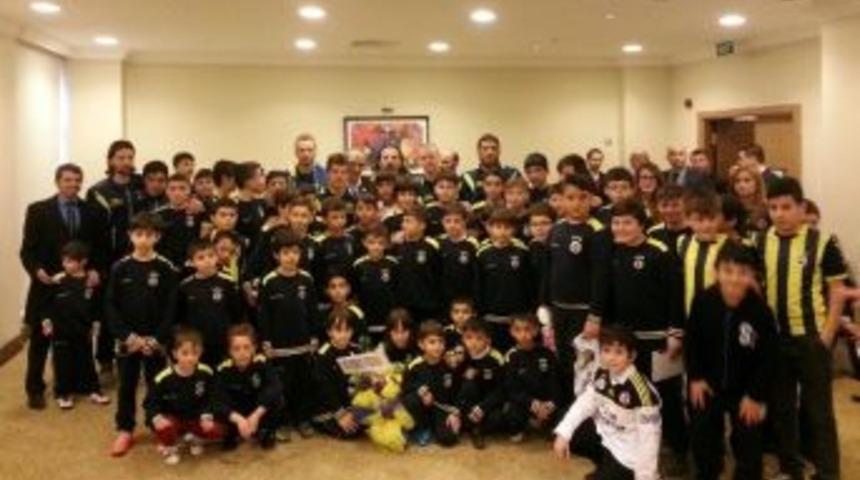 Futbol Okulu &Ouml;ğrencileri Fenerbah&ccedil;e'yi Ziyaret Etti