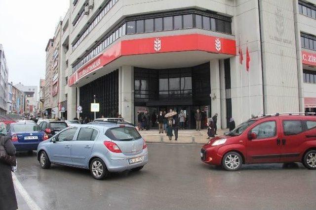 Banka Görevlileri, Vatandaşı 44 Bin Dolandırılmaktan Son Anda Kurtardı