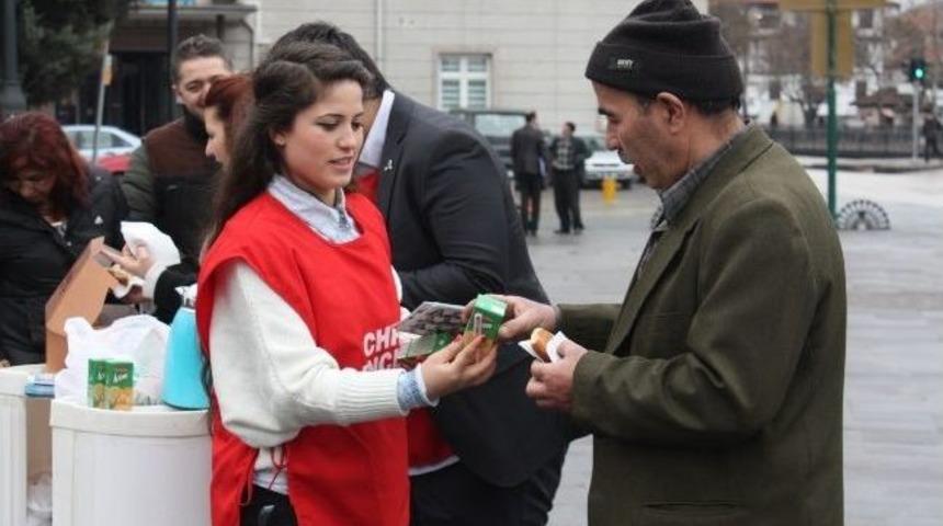 Yıldırım, Vatandaşlara &Ccedil;ay İkramında Bulundu