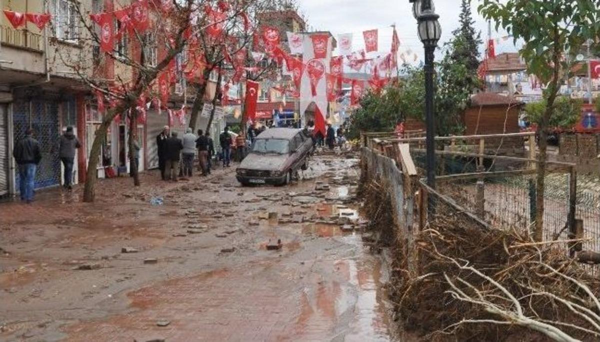 G&ouml;lbaşı'nda Sel Hayatı Fel&ccedil; Etti