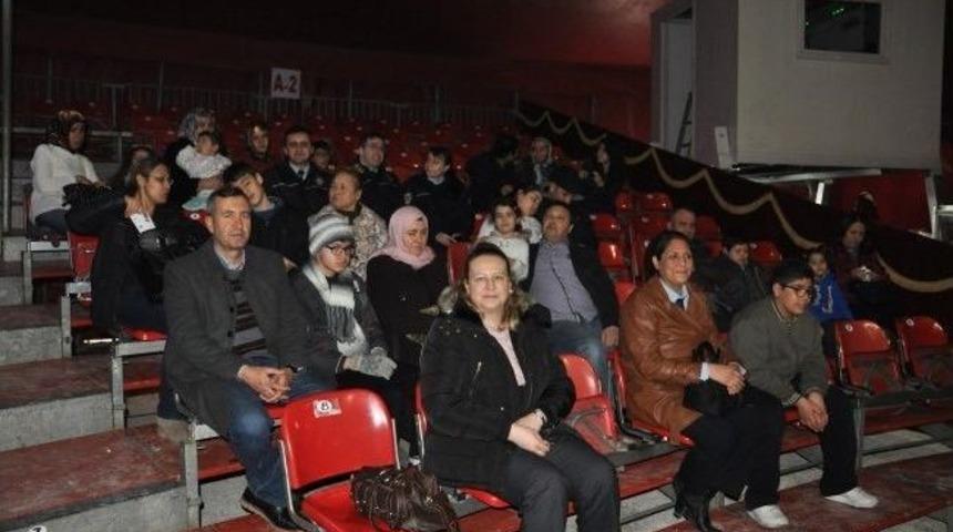 Polis &Ccedil;ocukları Ve Aileleri Sirk G&ouml;sterisinde