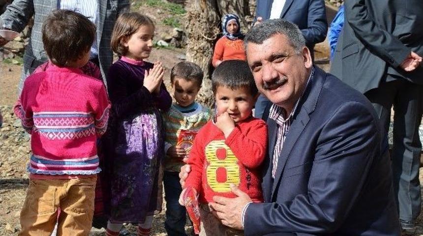 G&uuml;rkan, K&ouml;y Ziyaretlerini S&uuml;rd&uuml;rd&uuml;