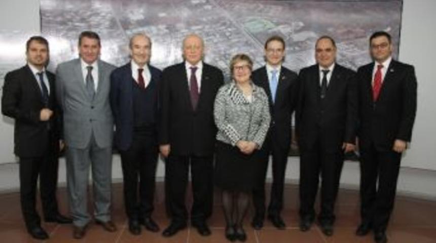 Finlandiya B&uuml;y&uuml;kel&ccedil;isi Eso&rsquo;yu Ziyaret Etti