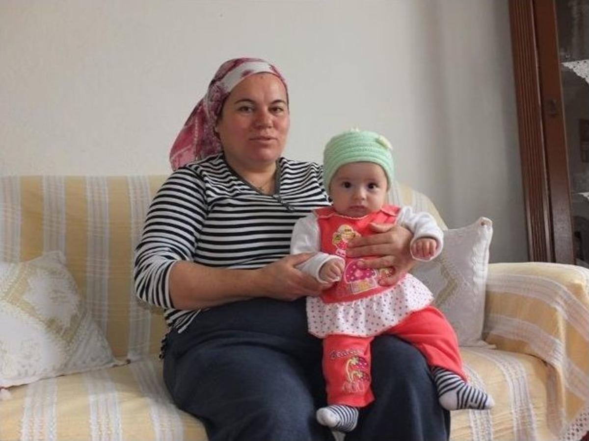 Kocasının &Ouml;ld&uuml;rd&uuml;ğ&uuml; Kadın İle Bebeği Yan Yana Toprağa Verildi