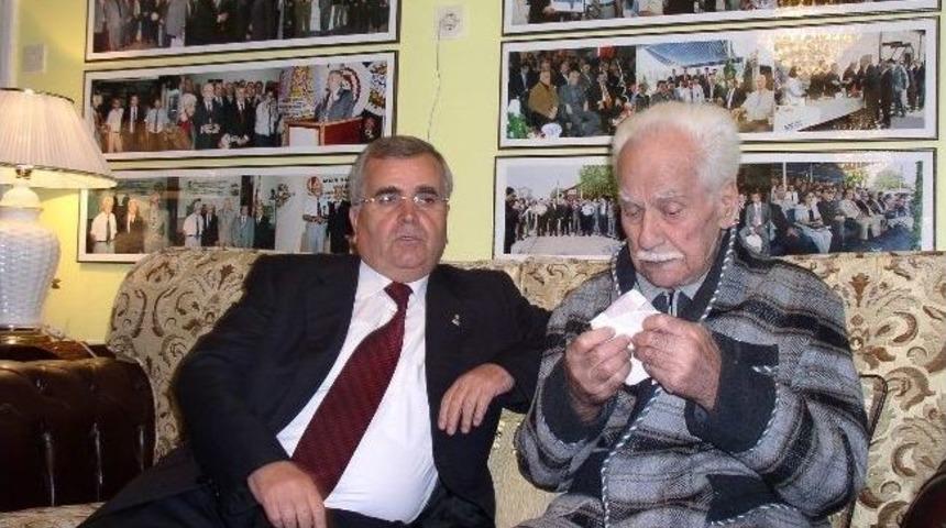 50 Yıl Siyaset&ccedil;ileri Fotoğraflayan &Ouml;zer &Uuml;tt&uuml; Hayatını Kaybetti