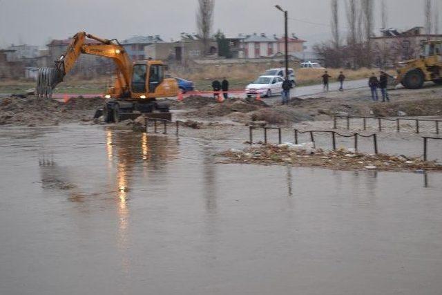 Elbistan’da Söğütlü Çayı Taştı Mahalleyi Su Bastı