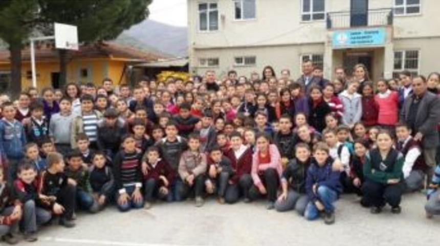 &Ouml;demiş Kaymakamı D&ouml;lek&rsquo;ten Hamamk&ouml;y&rsquo;de Halı Saha M&uuml;jdesi