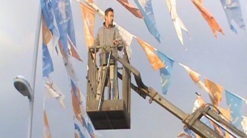 (&ouml;zel Haber) Marmaris&rsquo;te İzin Verilenin Dışındaki Parti Bayrakları Toplandı