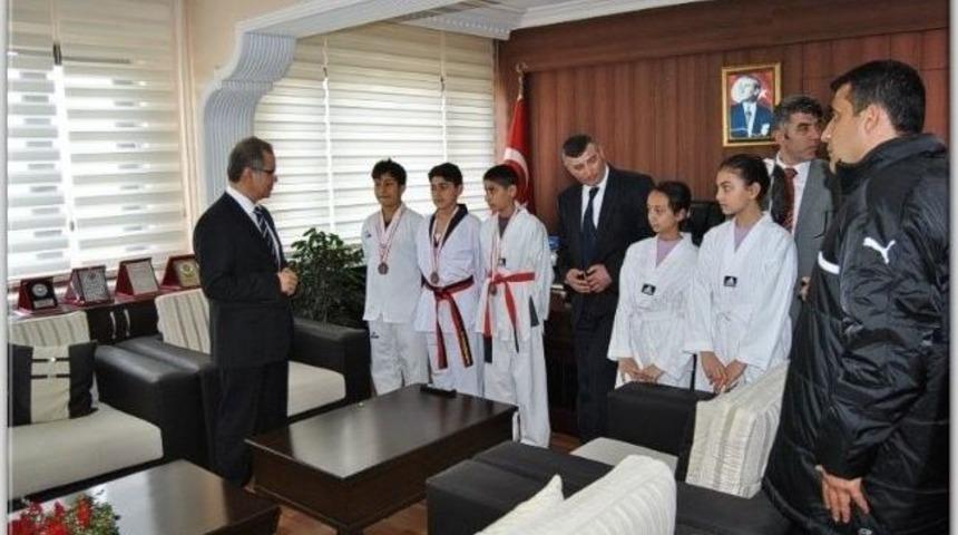 Sporcular, Vali Tapsız&rsquo;ı Ziyaret Etti