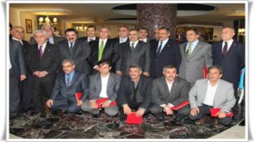 Vali KOÇAK İl Genel Meclis Üyelerine Plaket Verdi