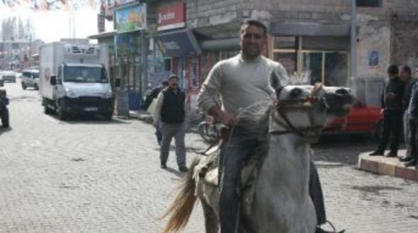 Baharın Gelmesiyle At Sahipleri Atlarını Dışarı &Ccedil;ıkarmaya Başladı