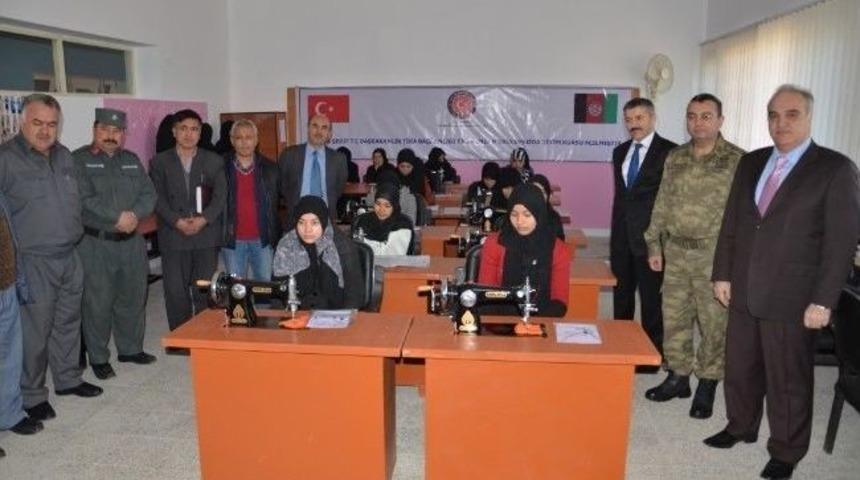 Tika'dan Afganistanlı Kadınlara Dikiş Kursu