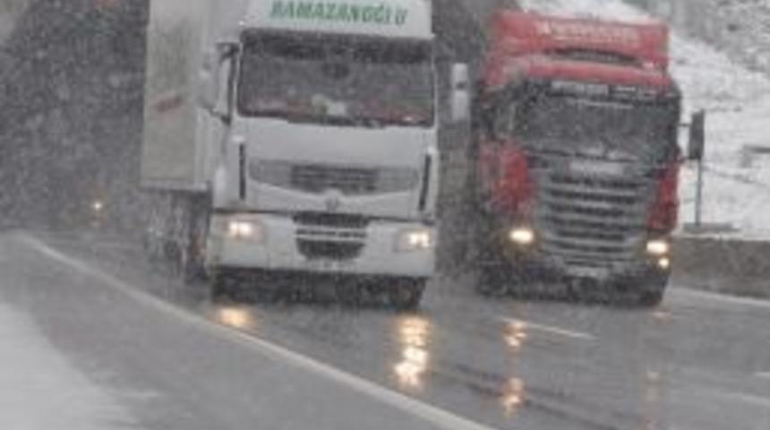 Kar Yağışı Bolu Dağı&rsquo;nda Ulaşımı Olumsuz Etkiliyor