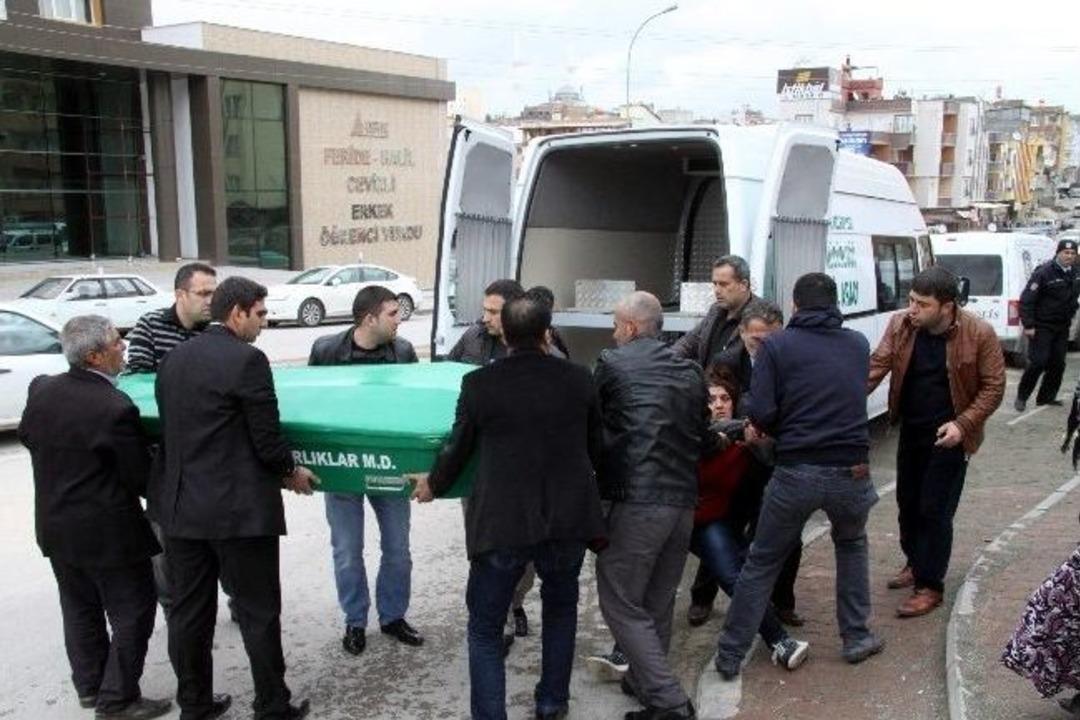 Oğlunun Cansız Bedenini G&ouml;ren Anne, Ara&ccedil;ların &Ouml;n&uuml;ne Atlayarak &Ouml;lmek İstedi