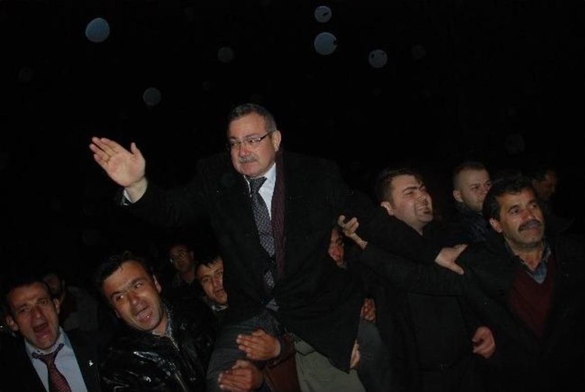 G&uuml;lşen Velioğlu Mahallesi&rsquo;nde Havai Fişeklerle Karşılandı