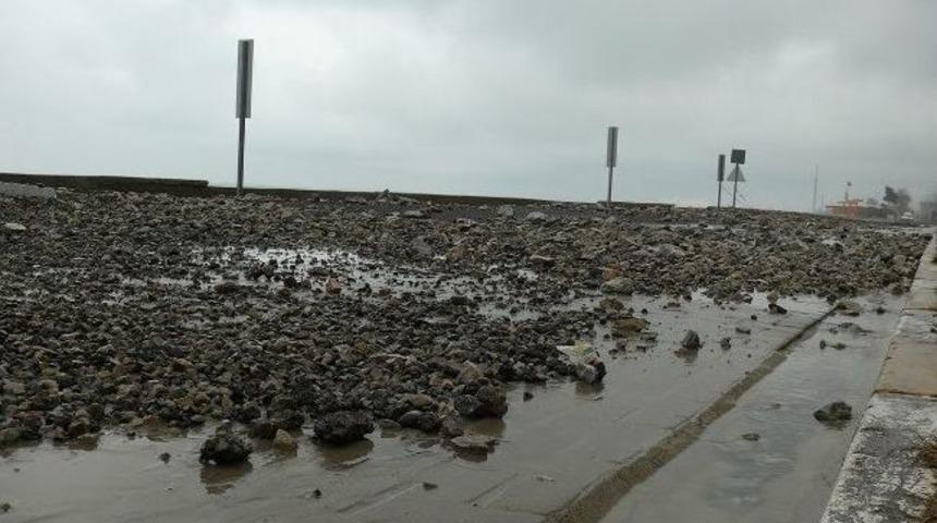 Dalgalar Karayolunu Yeniden Trafiğe Kapattı