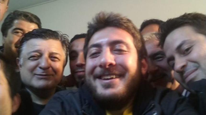 Yılmaz Vural'ın Muhabirlerle 'selfie' Pozu