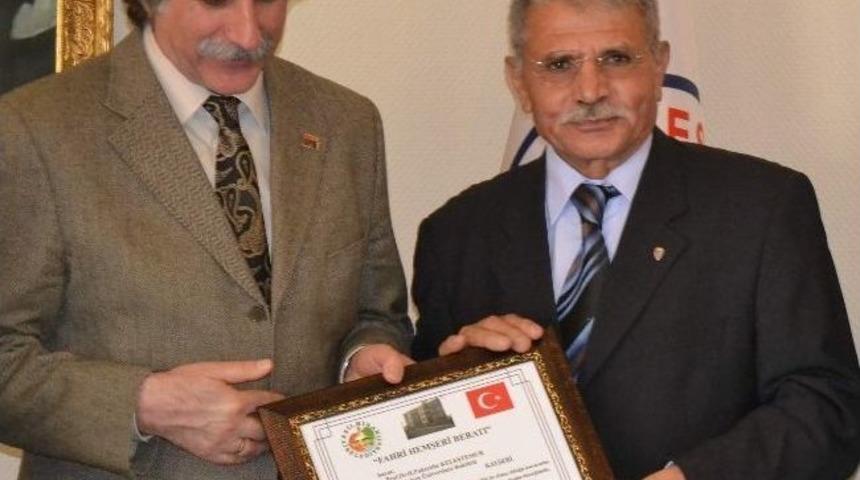 Yeşilhisar Belediye Başkanından Er&uuml; Rekt&ouml;r&uuml; Keleştemur'a Fahri Hemşerilik Beratı