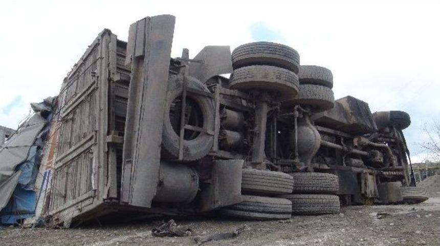 Kızıltepe'de Kamyon Kaza Yaptı