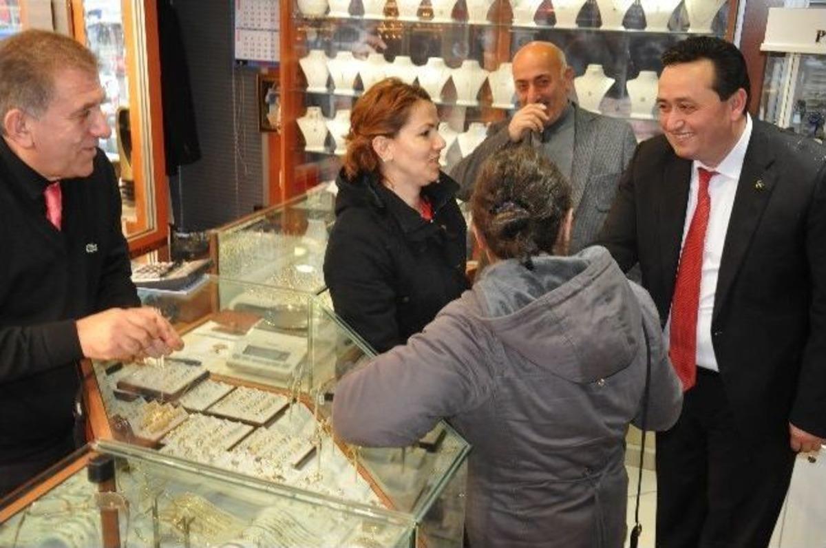 Başkan Adayı Okan Yanmaz, Yağmur &Ccedil;amur Demeden Esnafları Ziyaret Ediyor