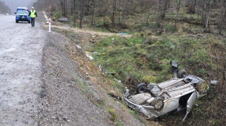 Otomobil Şarampole Yuvarlandı