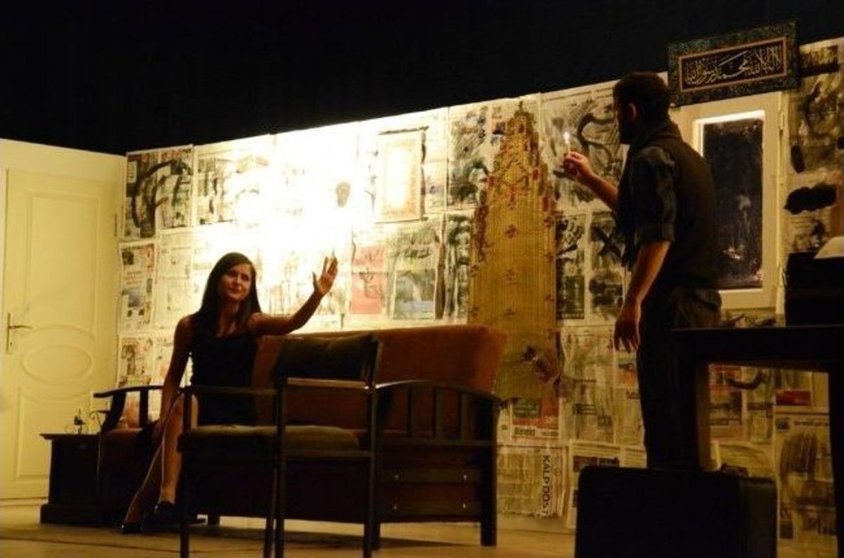 Siyah Pelerinli Adam B&uuml;y&uuml;ledi