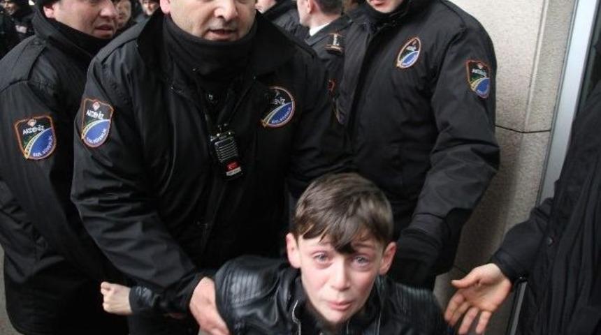 Eski Eşini Vuran Oğlu İ&ccedil;in Ağladı