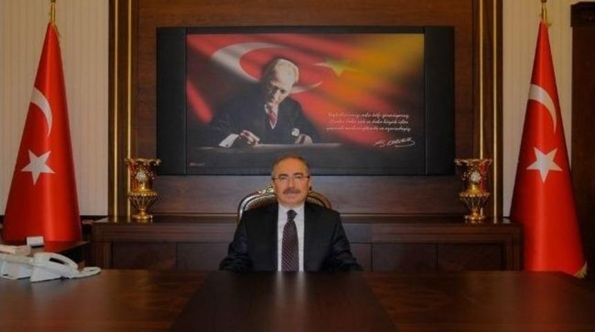 Vali Yaman: &ldquo;eşsiz M&uuml;cadele, Vatan Şairi Mehmet Akif&rsquo;in Yazdığı İstiklal Marşı&rsquo;nın Mısralarıyla &Ouml;l&uuml;ms&uuml;zleştirilmiştir"