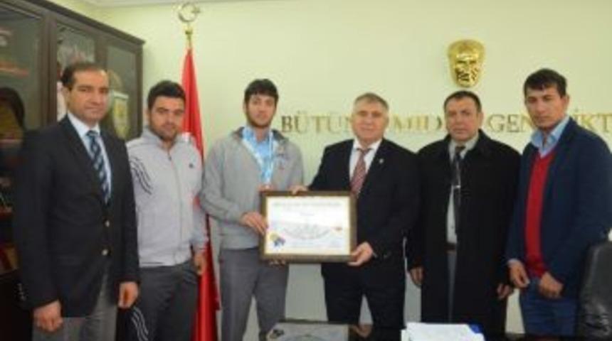 Şampiyon Bilek G&uuml;reş&ccedil;ileri, Bağcı&rsquo;yı Ziyaret Etti