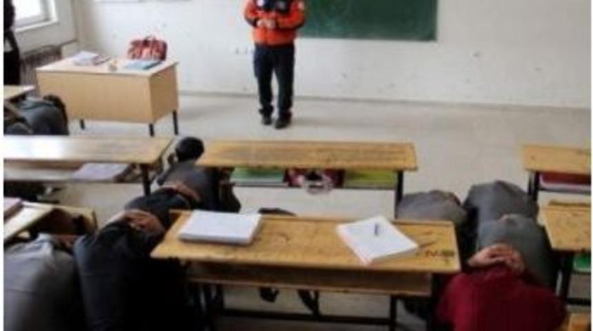 Gevaş &Ccedil;pl &Ouml;ğrencilerine Deprem Tatbikatı
