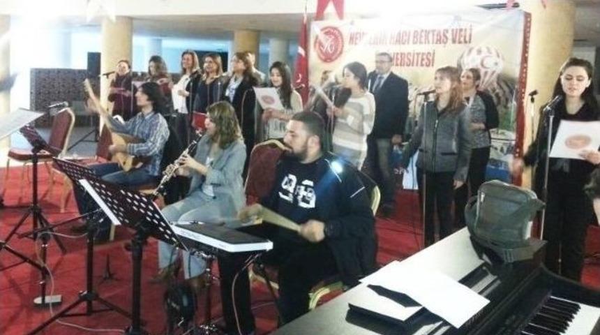 &Uuml;niversite T&uuml;rk Halk M&uuml;ziği Korosu &Ccedil;alışmalarını S&uuml;rd&uuml;r&uuml;yor