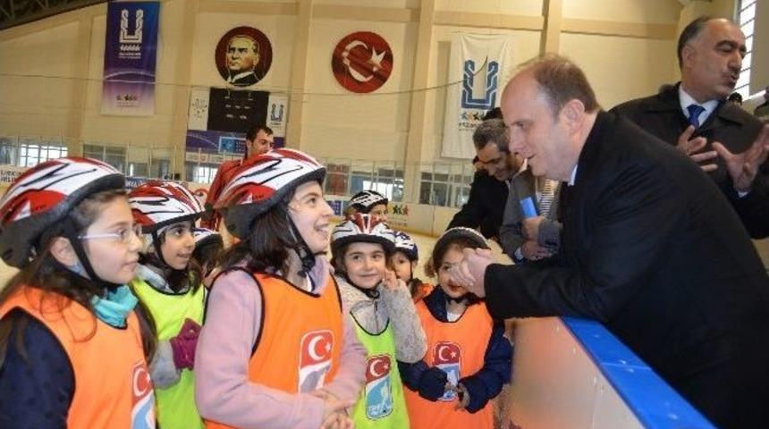 &Uuml;&ccedil; Yılda 50 Bin Kişi Buz Pateni &Ouml;ğrendi