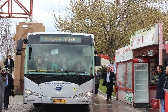 Başkan Gökçek, Türkiye'nin İlk Elektrikli Otobüsünü Tanıttı