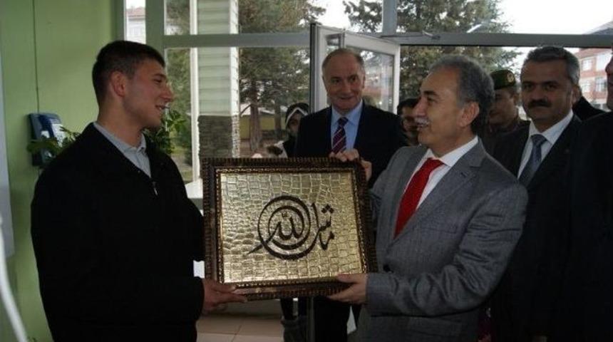 Vali B&uuml;y&uuml;k, Hendek&rsquo;te Tablet Dağıttı