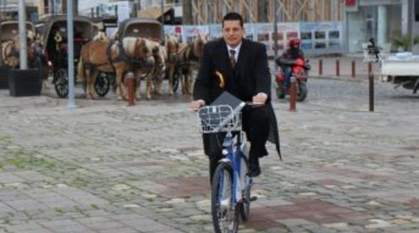 Konak Bağımsız Adayının Makam Aracı Bisiklet