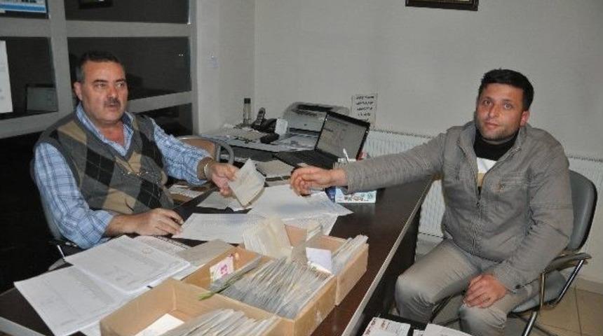 Soma'da Muhtarlıklarda Se&ccedil;men Kağıtları Dağıtılıyor